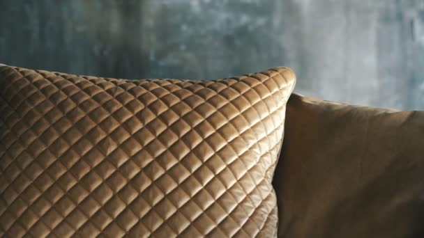 Travesseiro dourado elegante no sofá — Vídeo de Stock