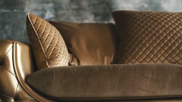 Luxe gouden sofa op de achtergrond van een loft — Stockvideo