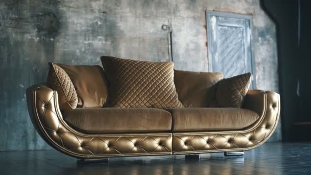 Luxus-goldenes Sofa auf einem Dachboden Hintergrund — Stockvideo