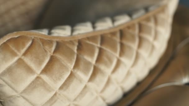 Gros plan motif en cuir d'un canapé de luxe en or dans le salon pour la texture de fond — Video