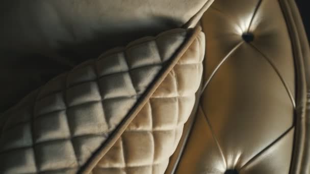 Luxe gouden sofa op de achtergrond van een loft — Stockvideo
