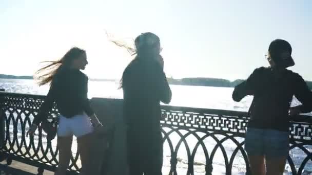 Three friends enjoy the view of the waterfront — Stock Video