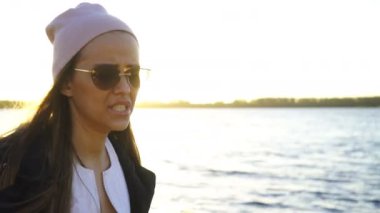 güzel esmer kumsalda yürür ve şarkı söylüyor