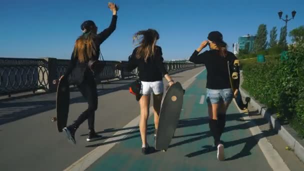 Три Друзі Довгих Дошках Йдуть Вздовж Набережної Три Друзі Насолоджуються — стокове відео