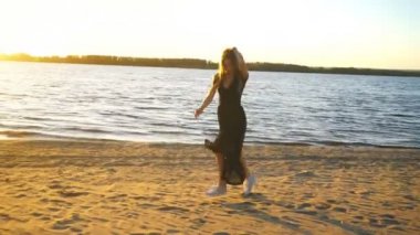 sarışın beach çevresinde çalışan ve having fun