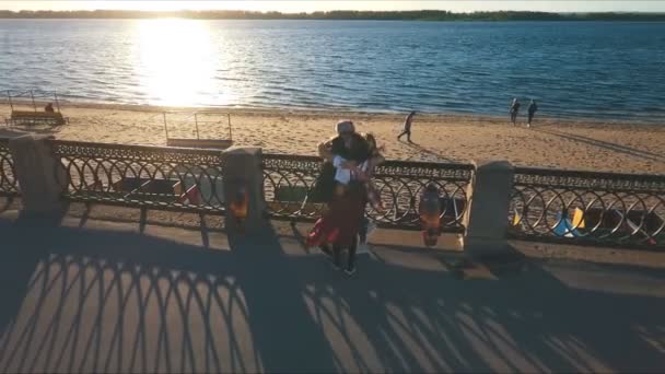 Три лучших друга обнимаются на набережной — стоковое видео