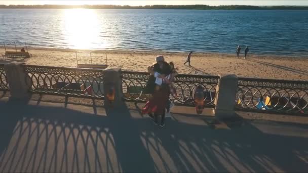 Trois meilleurs amis étreignant sur le front de mer — Video