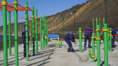 İşçiler bir bahçesi kauçuk kaplama için hazırlamak.