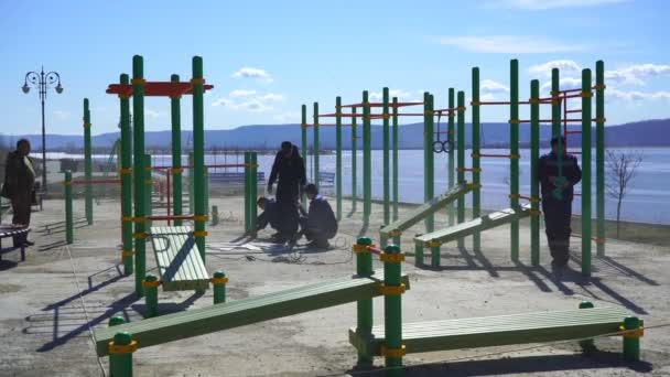I lavoratori preparano un parco giochi per il rivestimento in gomma — Video Stock