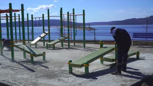 Arbeiter bereiten Spielplatz für Gummibeschichtung vor — Stockvideo