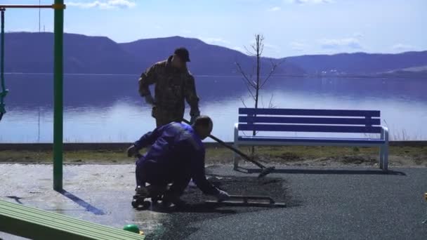 Işçilerin bir grup Bahçesi kauçuk kırıntı ile karşılamak için hazırlar — Stok video