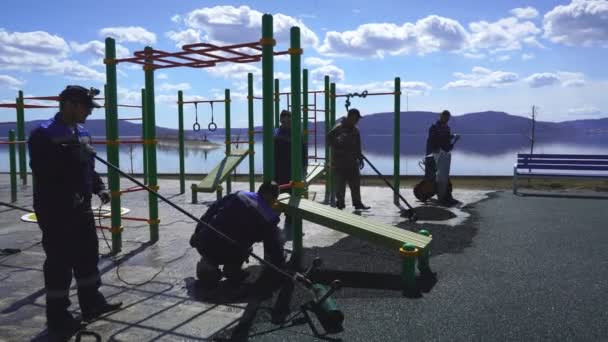 Строительство детской площадки из крошки резины — стоковое видео