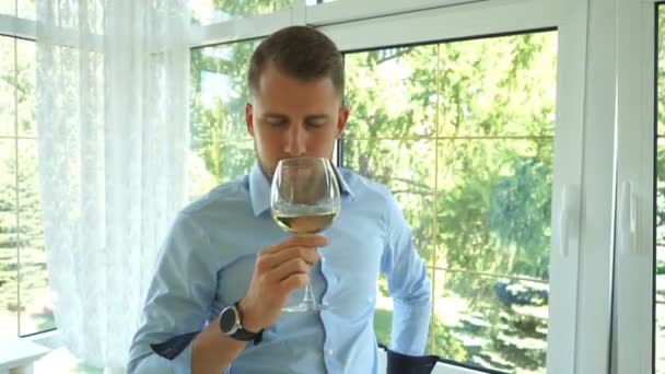 Elegant ung man smaka vin — Stockvideo