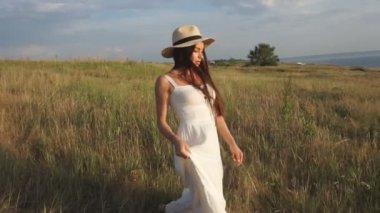 alana poz şapkalı güzel esmer