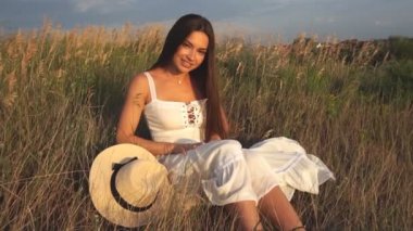 güzel uzun saçlı esmer kulaklarında oturan ve kamera poz