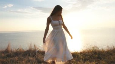 Arkadan görünüşü alanında şaşırtıcı genç bayan. Bir kenara arıyorsunuz.