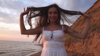 Kameraya bakarak uzun saçlı Genç güzel kadın çekim kapatın. Gün batımı, doğal gün ışığı, ağır çekim