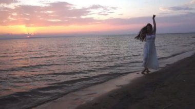 gün batımında sahilde yürüyüş güzel genç esmer