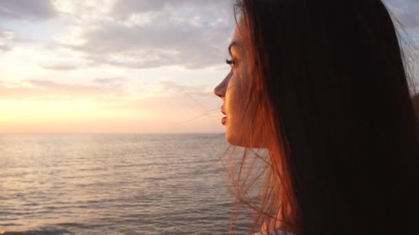 Menina assistindo nascer do sol na praia, silhueta de menina assistindo nascer do sol — Vídeo de Stock