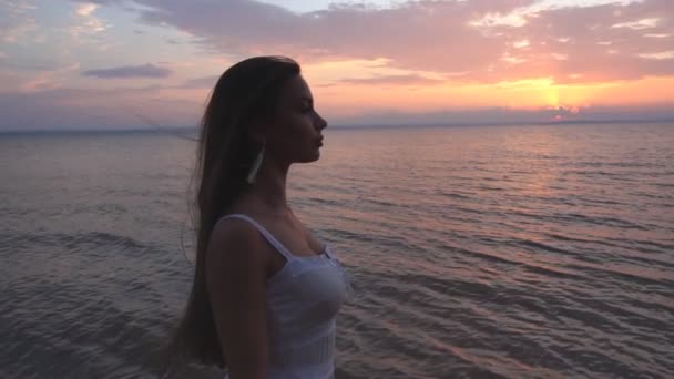 Sunrise beach, gündoğumu izlerken kız silüeti izlerken kız — Stok video