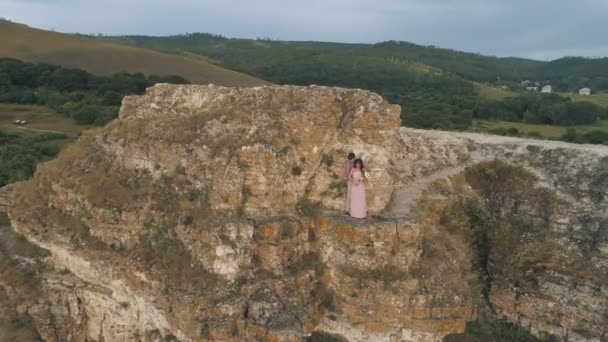 Letecký pohled na krásné svatební pár na skalách moře — Stock video
