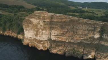 Hava kuşlar göz dron görünümünden uçurumların üzerinde havadan görünümü