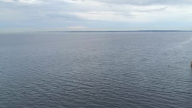 bulutlu bir günde geniş nehrin üstten görünüm