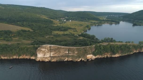 Flygfoto över klipporna nära floden — Stockvideo