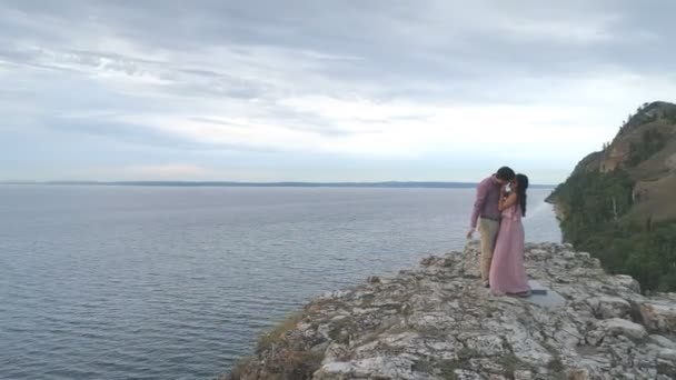 Vista aérea en pareja cariñosa besándose en el borde del acantilado — Vídeo de stock