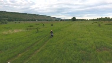 Motosikletçi alanında bir motosiklet sürmek