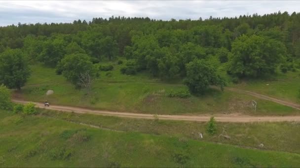 Motociclista disfrutando de un paseo en moto en el campo — Vídeos de Stock