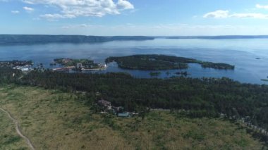 geniş nehir ve orman havadan görünümü