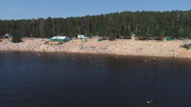 Togliatti, Rusya, 6 Temmuz 2018: kimliği belirsiz kişi dalgaların yanındaki sahilde kalabalık plaj, çok kalabalık plaj tam, insanlar, turist zevk