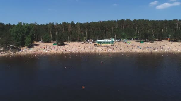 Togliatti, Rusland, 6 juli, 2018:aerial weergave op mensen op het strand aan de Wolga — Stockvideo