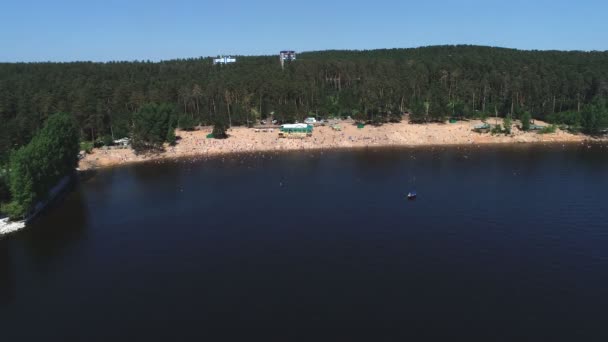 Togliatti, Rusia, 6 de julio de 2018: vista aérea sobre la gente en la playa en el río Volga — Vídeo de stock