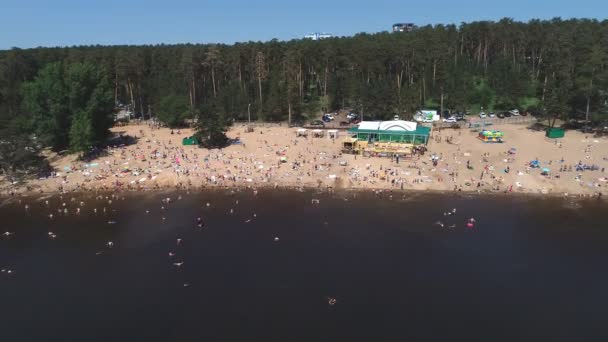 Тольятти, Россия, 6 июля 2018 года: взгляд с воздуха на людей на пляже на Волге — стоковое видео