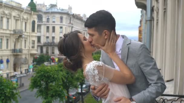 Sposa e sposo bacio in piedi sul vecchio balcone di pietra — Video Stock