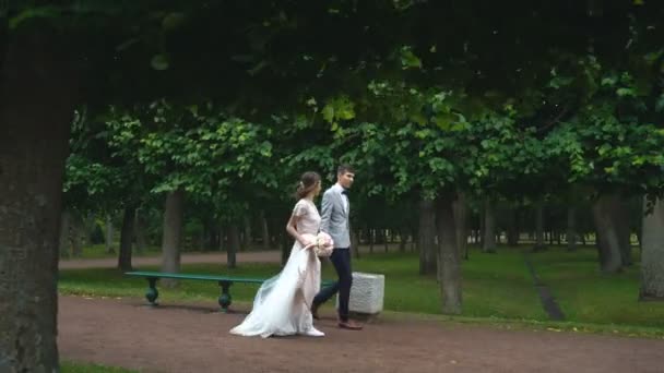 Ζευγάρι Μυθικό Γάμο Έχοντας Χρόνο Τους Εξωτερικούς Χώρους Στον Κήπο — Αρχείο Βίντεο