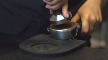 Yapım süreci espresso fincan kahve ve kahve makinesi barmen sabah espresso yapmak 