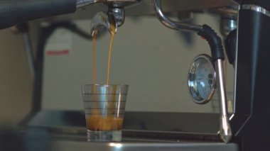 Taze kahve hazırlama ve bir ölçme fincan kahve dükkanında içine dökme kahve makinesi