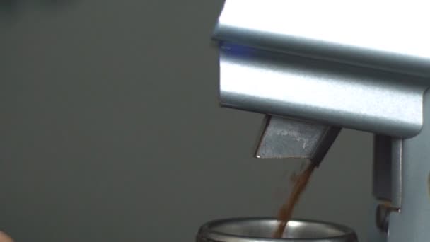 Automatisk kvarn maskin malning kaffebönor i portafilter korg — Stockvideo