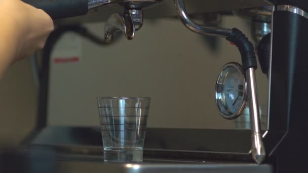 Primer plano de la extracción de café en la máquina de café expreso en taza de medición — Vídeos de Stock