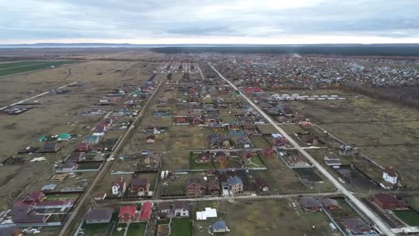 Imagen aérea de una zona residencial con casas y jardines desde una altura de cien metros — Vídeo de stock