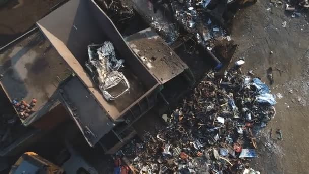 Pojezdovým dráp popadl staré auto pro recyklaci kovů — Stock video