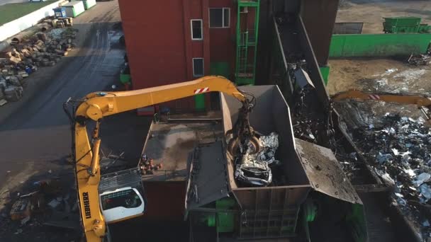 Grúa industrial garra agarrando coche viejo para reciclar metal — Vídeos de Stock