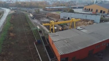 bir dron bir metal işleme tesisi için silah, geri dönüştürülmüş metal bir tren kalkıyor