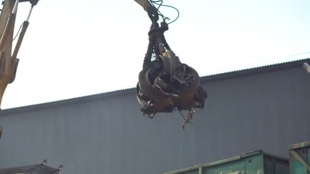 Empresa de recogida y reciclaje de chatarra, operaciones de carga. Captura de metal del cargador — Vídeo de stock