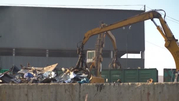 Big crane dropped scrap on pile. A little dust is visible — Stock Video