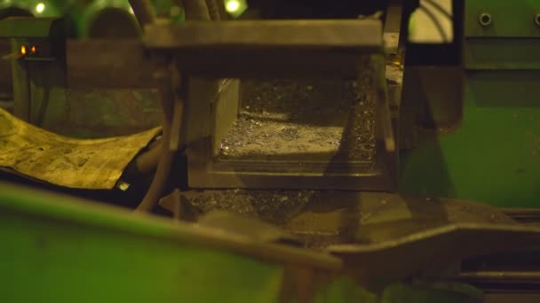 Druk op machine voor snijden stukken metaal — Stockvideo