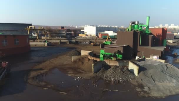 Металл, движущийся вдоль конвейера в центре переработки — стоковое видео